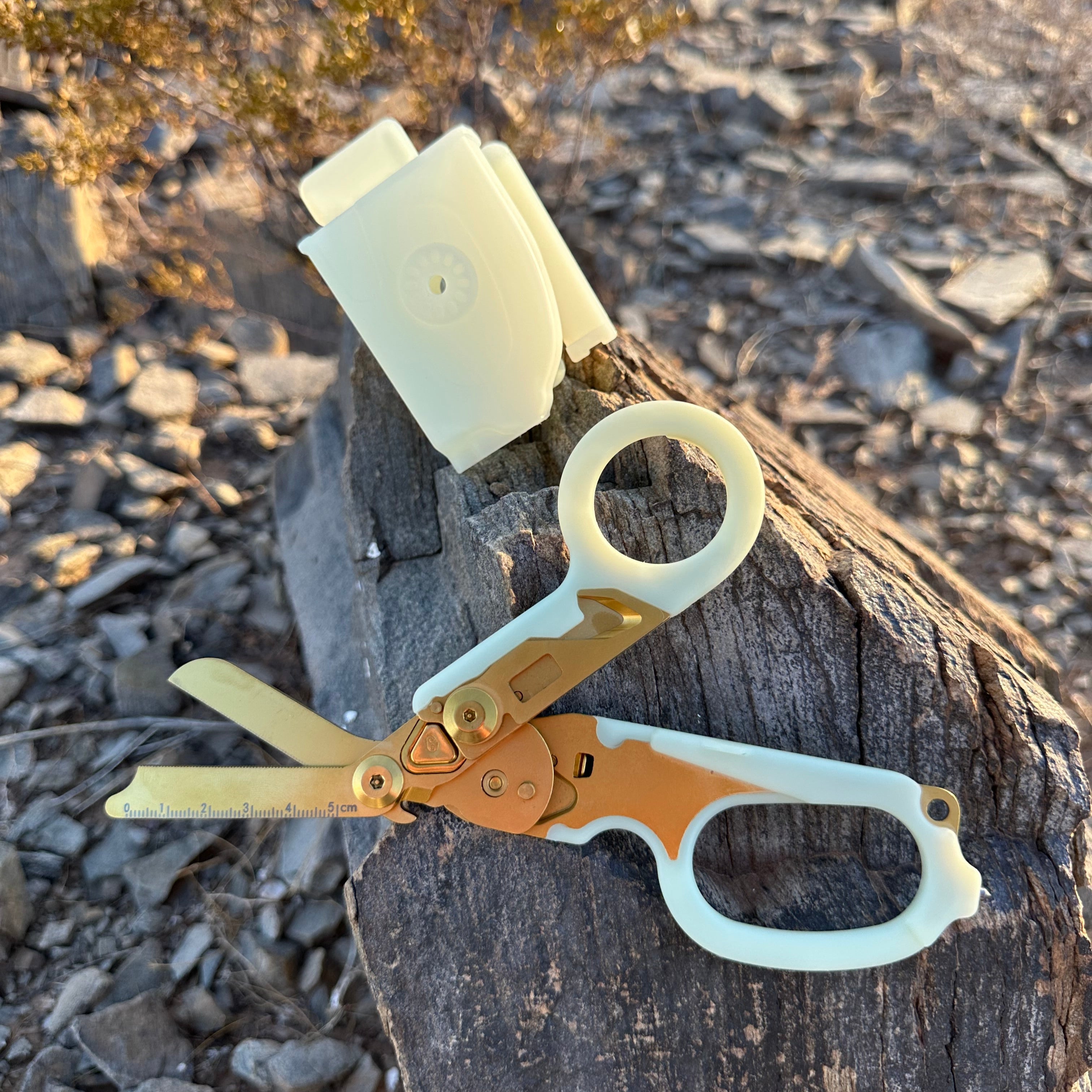 6-in-1 Tactical Trauma Shears – Stainless Steel, Glass Breaker, O2 Wrench & Belt Holster | 3 Colors