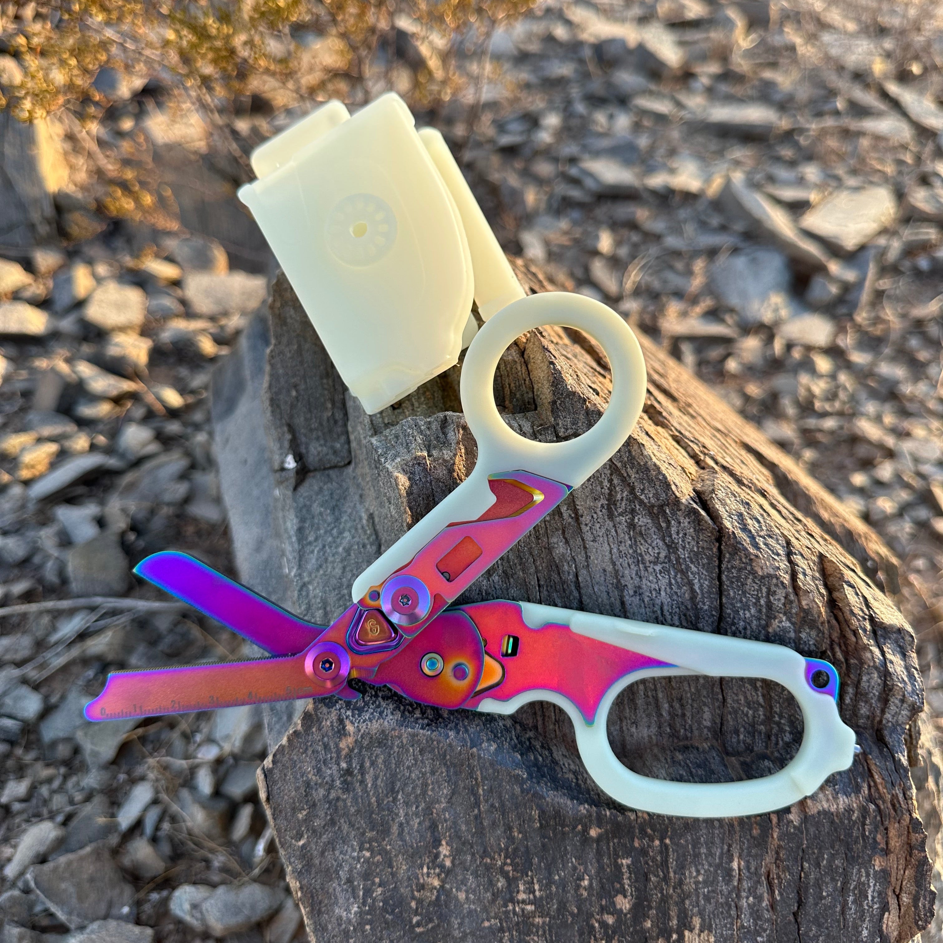 6-in-1 Tactical Trauma Shears – Stainless Steel, Glass Breaker, O2 Wrench & Belt Holster | 3 Colors
